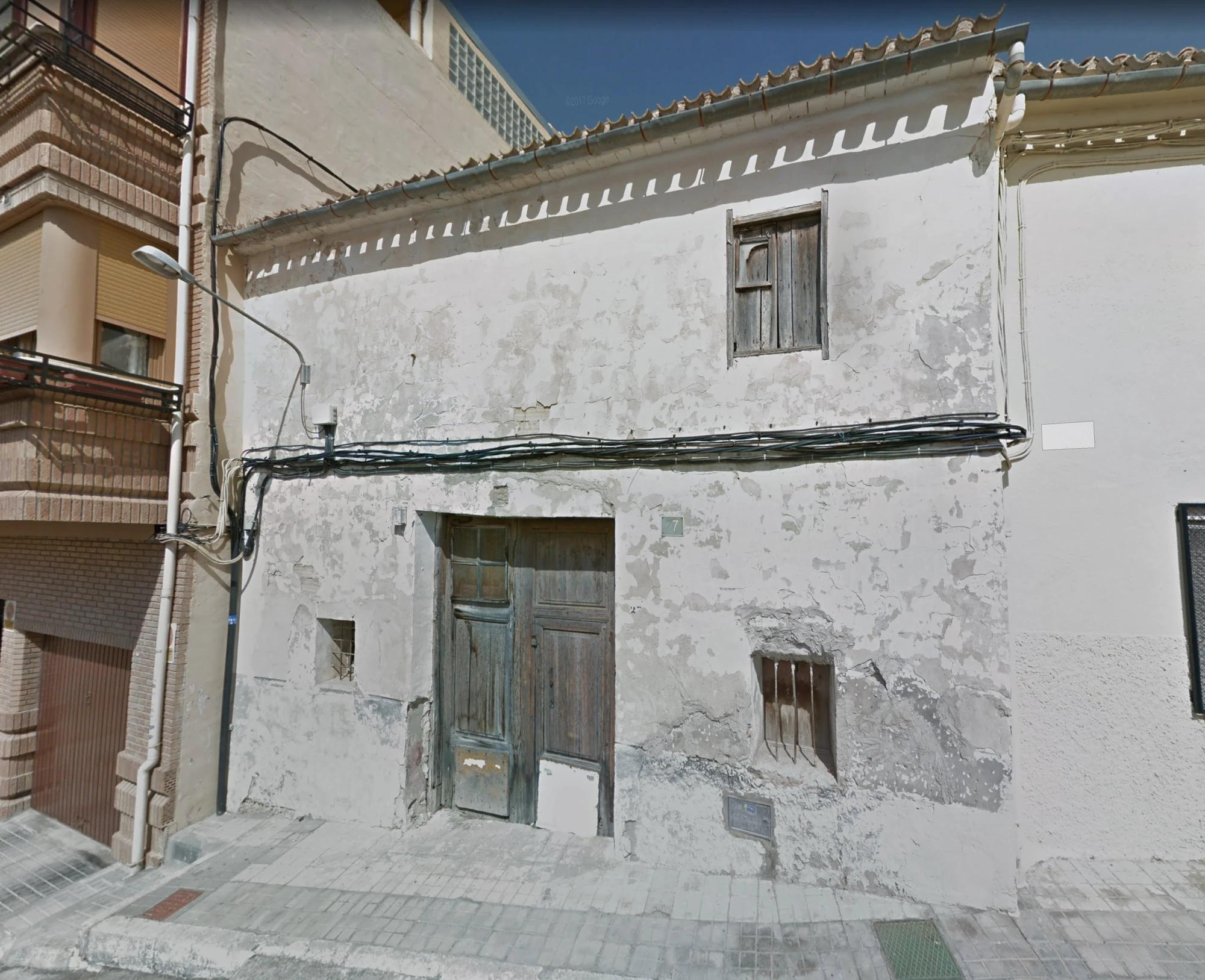 Fachada de la casa antigua de Tibi antes de la demolición
